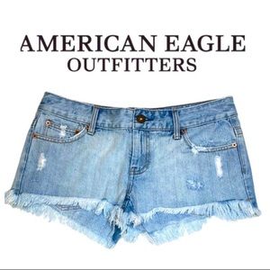 AMERICAN EAGLE LIGHT WASH FRAYED JEAN SHORTS 6/28